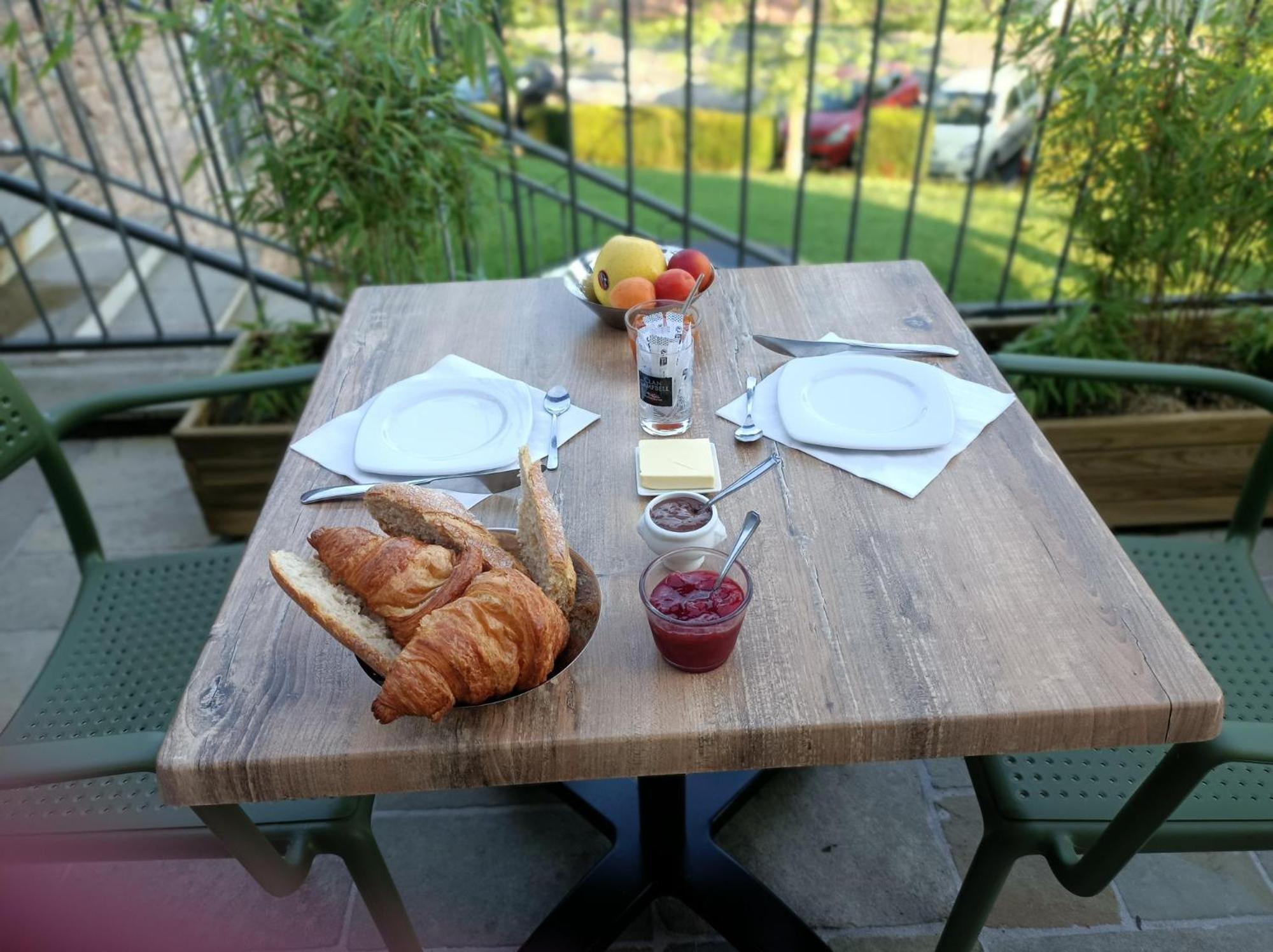 Bed and Breakfast Les Pierres Folles Rozier-en-Donzy Exterior foto